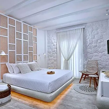 Petri Hotel Perivolos (Santorini)