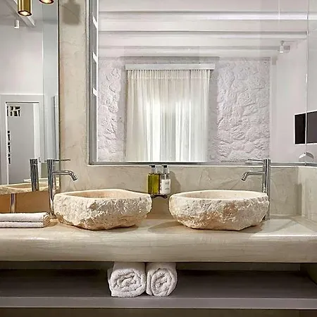 Petri Hotel Perivolos (Santorini)
