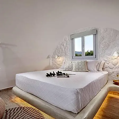Petri 2* Perivolos (Santorini)