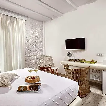 Petri Hotel Perivolos (Santorini)
